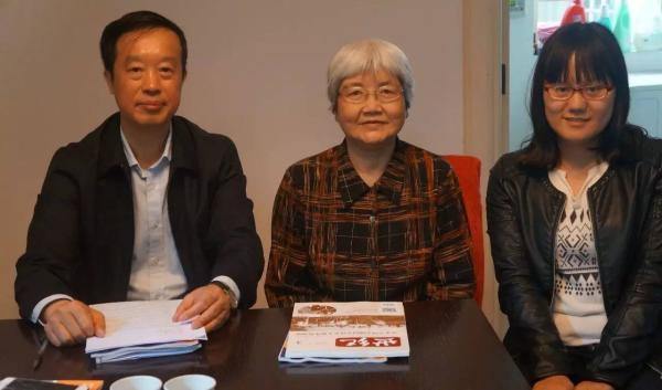 2016年6月，采访者、上海市文史研究馆副馆长沈飞德（左），整理者杨之立与贺小平女士（中）在其家中合影