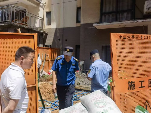 工作人员到场拆除违建