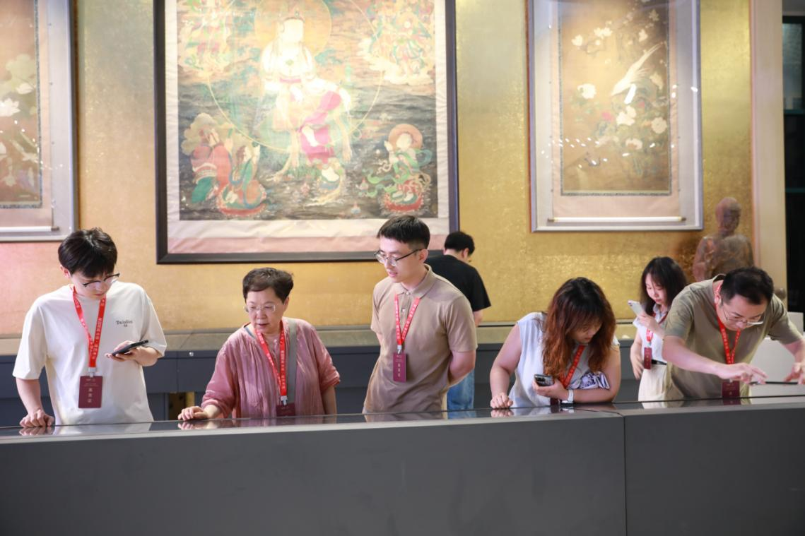 与会专家学者参观龙图阁展出的古籍善本等文物