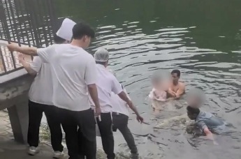 河南母女落水，饭店员工跳水救人，女儿哭喊“我死可以，不能没有妈妈”