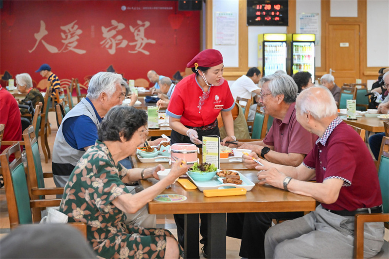 7月15日，在香河大爱书院养老中心，老人们欢聚一堂、快乐用餐。