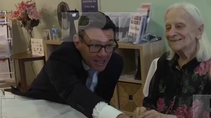 贴脸开大！英国老人吐槽首相5分钟换一个