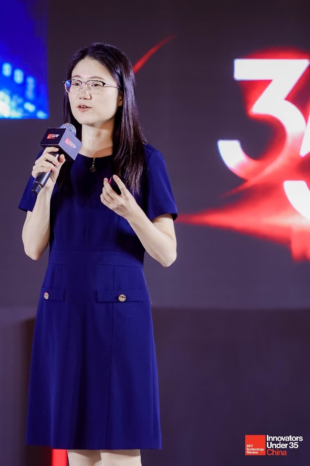 管君教授现场介绍其代表性工作