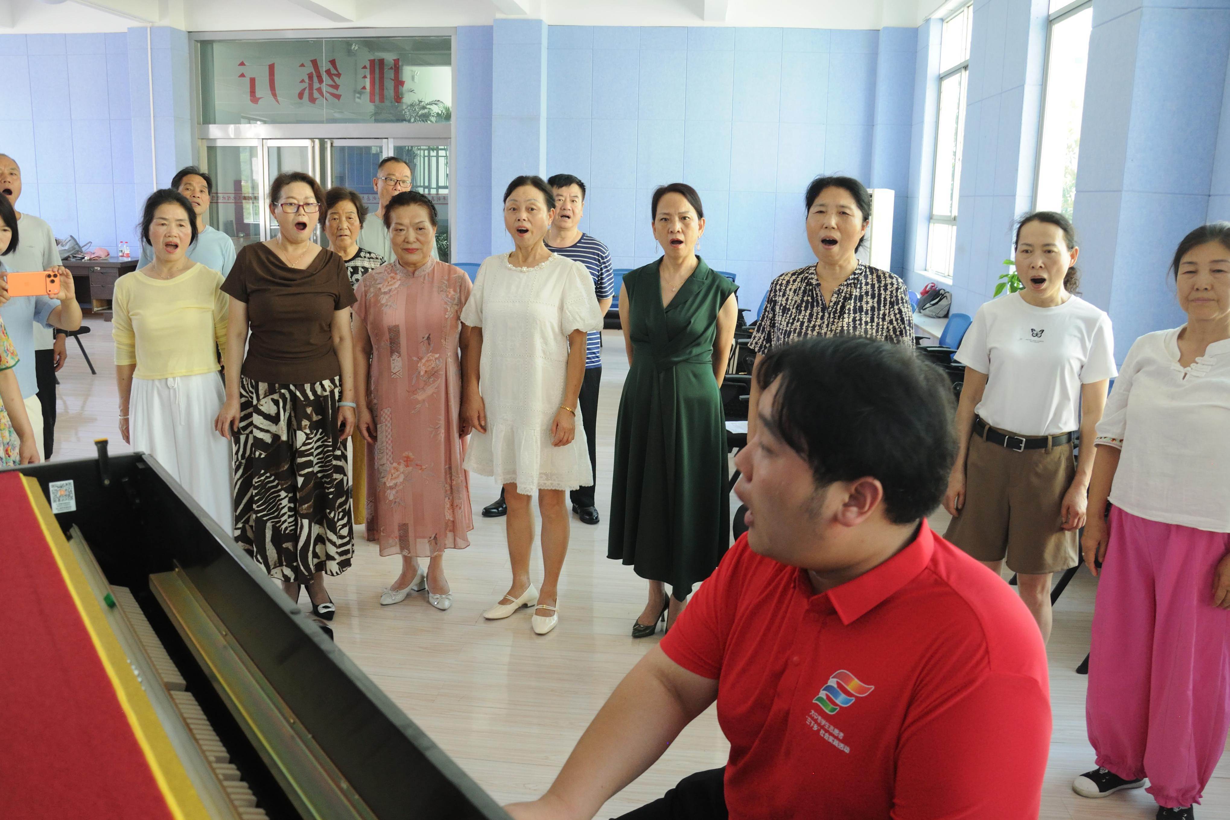 实践队学生为当地“爱歌”合唱团进行合唱指导