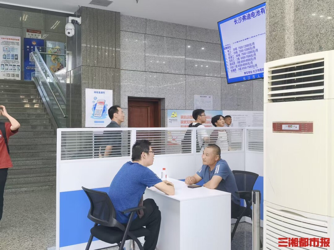 招聘会现场。王智芳摄