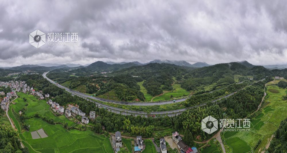 2026 年7月29日,雨后的大广高速江西遂川段风光怡人。公路如玉带蜿蜒穿梭林海稻田,白墙农舍掩映乡野。