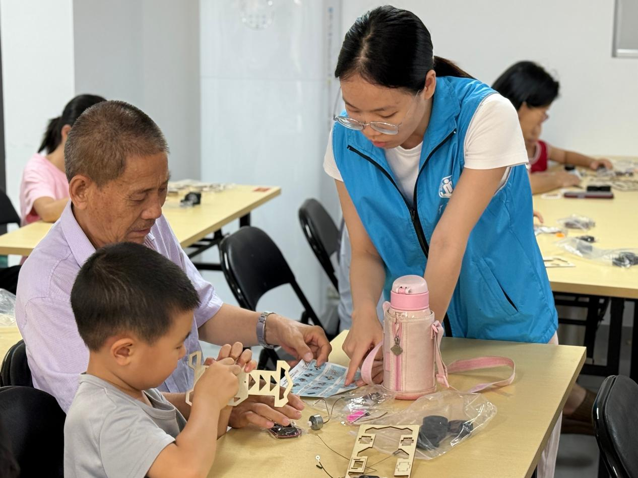 “童心未泯，驾驭未来”  ——桃源社区开展遥控车DIY科普活动