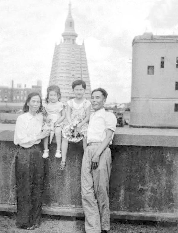 1949年，贺子珍（左一）与贺小平（右二）合影，右一为贺敏学