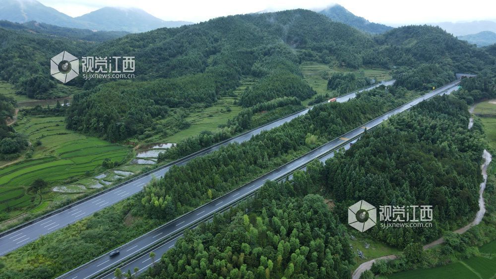 2026 年7月29日,雨后的大广高速江西遂川段风光怡人。公路如玉带蜿蜒穿梭林海稻田,白墙农舍掩映乡野。