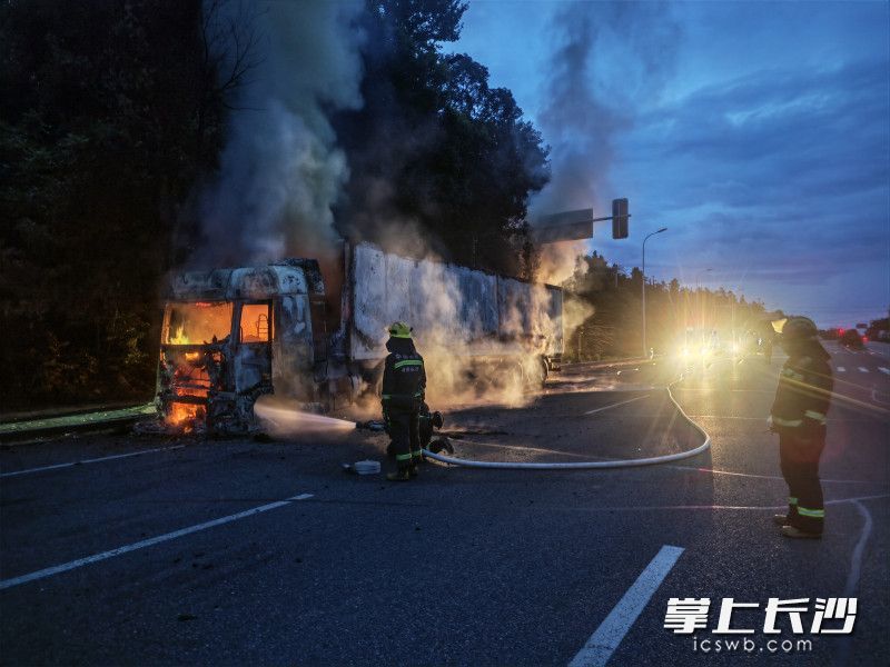 图为扑救现场。长沙晚报通讯员 王磊 摄