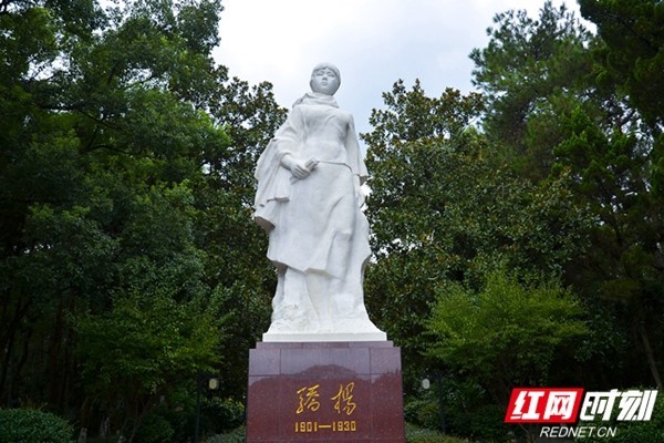 杨开慧全身汉白玉像