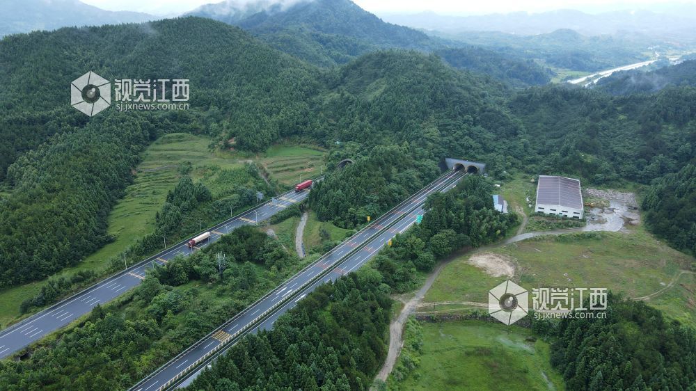 2026 年7月29日,雨后的大广高速江西遂川段风光怡人。公路如玉带蜿蜒穿梭林海稻田,白墙农舍掩映乡野。