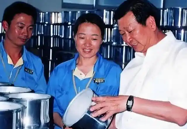 图为苏增福与员工交流 图源：网络
