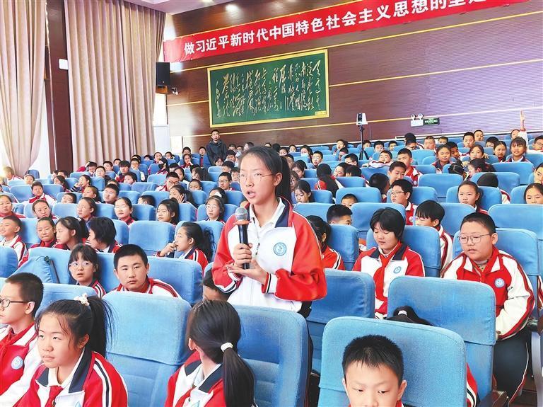 法治第一课上，同学们和法治副校长积极互动。本文图片均由省司法厅提供