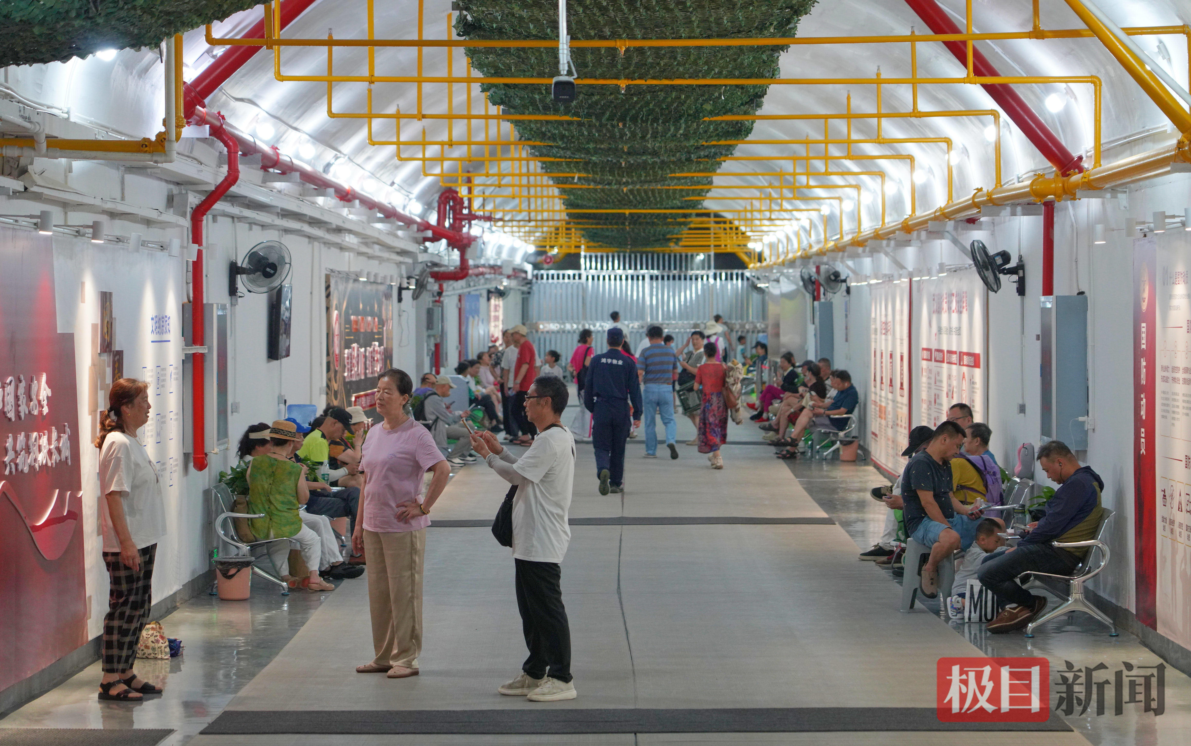 市民在纳凉点内打卡