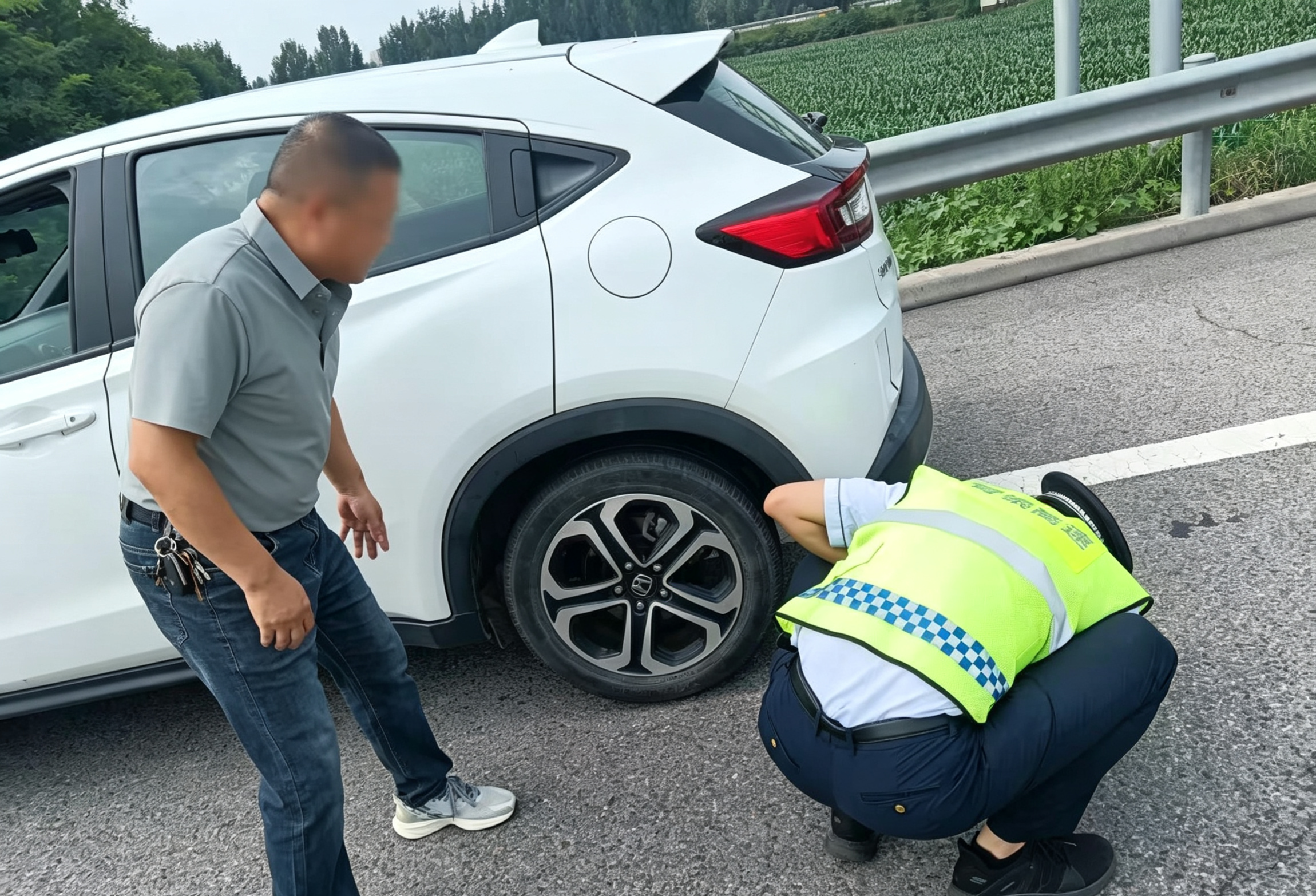 河北高速集团青银分公司铜冶收费站:暖心排查轮胎隐患,护航群众平安出行