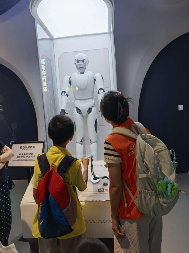 西乡街道径贝社区开展科技馆亲子科学实践研学活动
