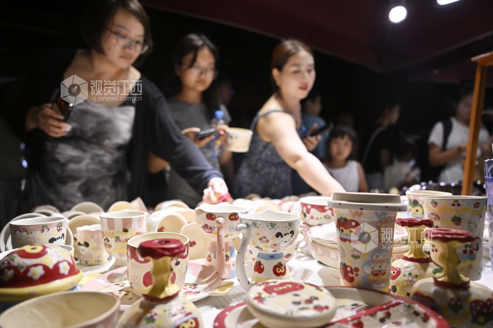 陶溪川创意集市为年轻创客提供了免费或低成本的摊位申请机会，是“景飘”们展示原创作品、积累客源的重要平台，也是来景德镇的游客们的必打卡地。
