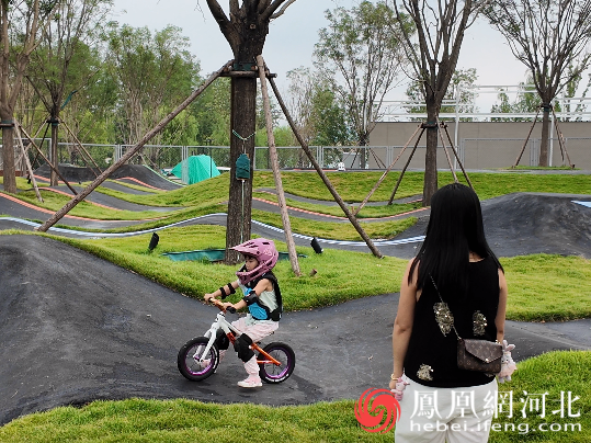 5岁女孩体验泵道骑行