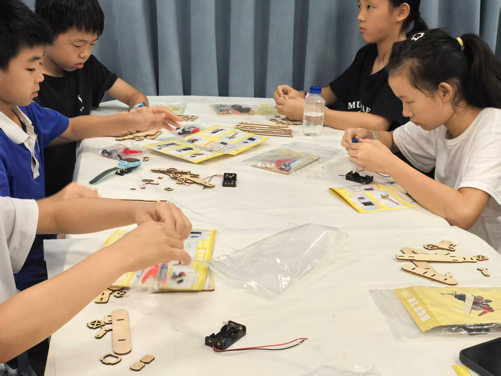 玩转航空科普！臣田社区 “小小科学家” DIY 滑行飞机逐梦蓝天