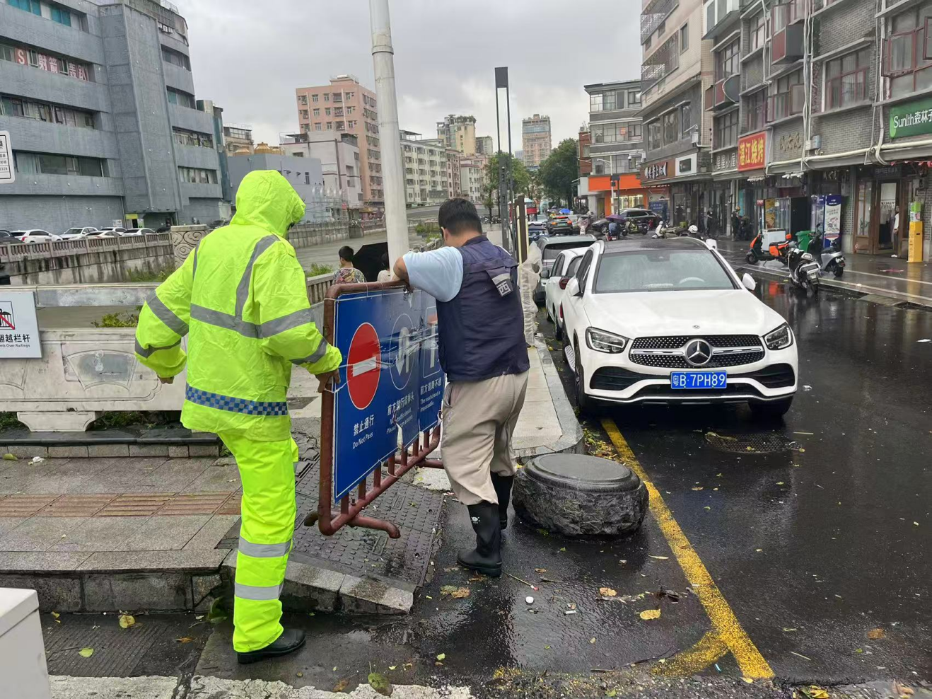 严阵以待防台风 西乡街道西乡社区筑牢台风“红霞”防御安全防线