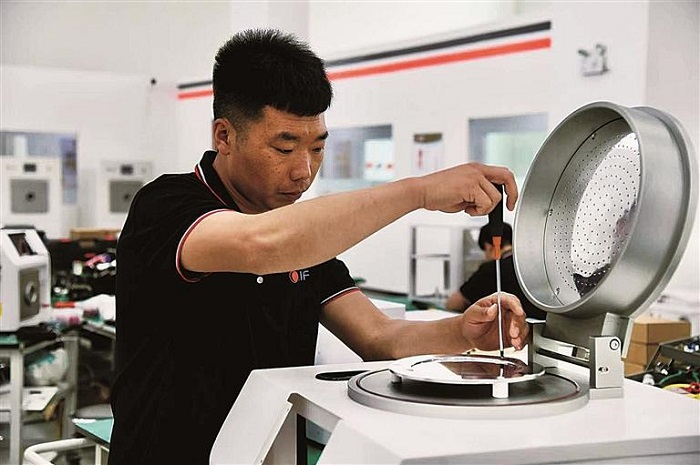 赛福仪器承德有限公司工人正在组装等离子刻蚀机。 和合承德网记者 孟瑶 摄