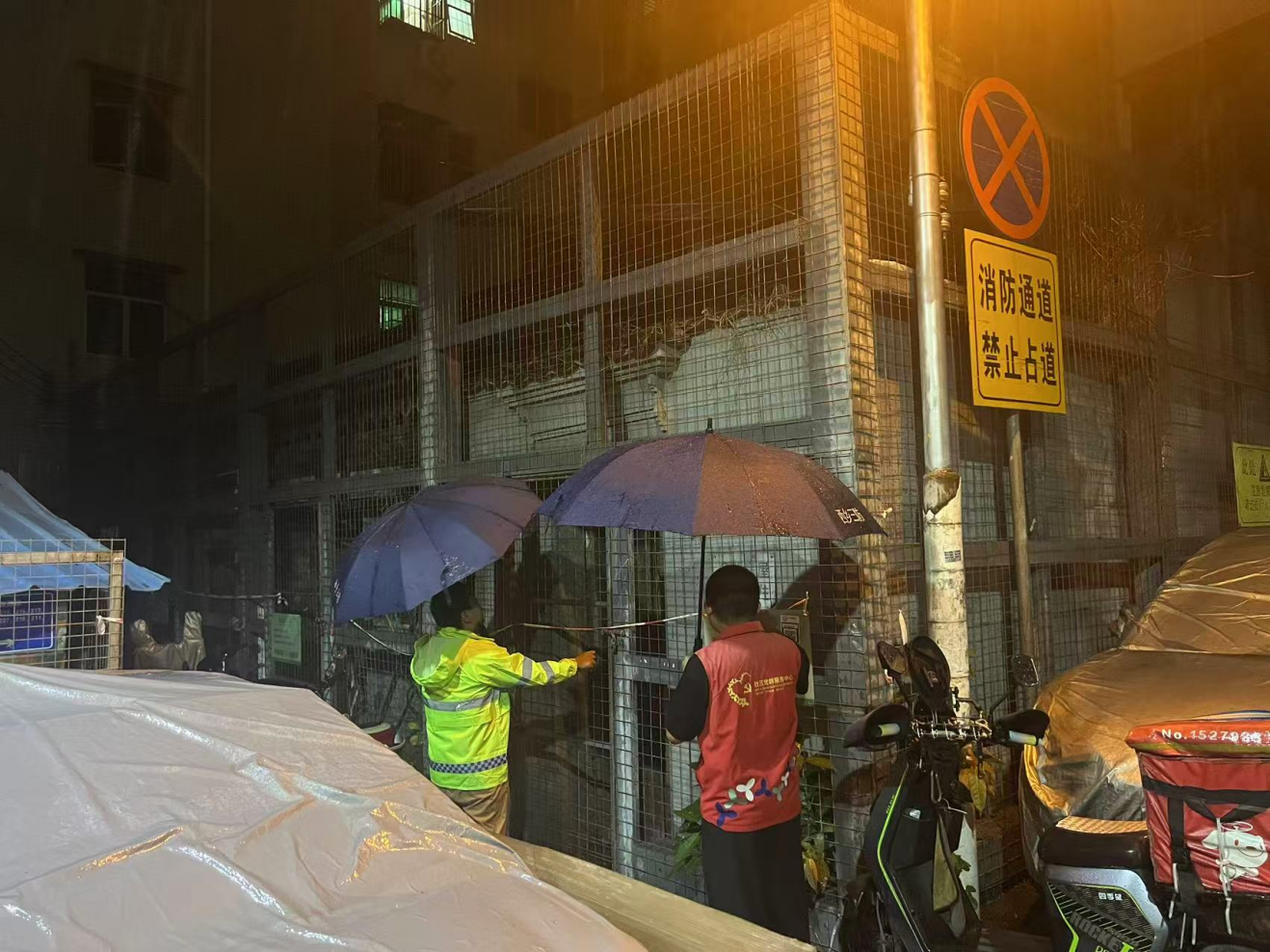 严阵以待防台风 西乡街道西乡社区筑牢台风“红霞”防御安全防线