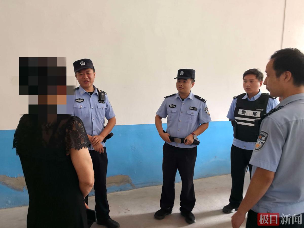 两地孟楼派出所民警上门对张女士进行劝阻（通讯员 供图）