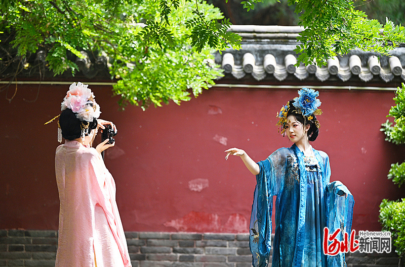 正定推动古城风貌恢复提升与文旅深度融合。图为身着古装的游客在正定古城打卡拍照。