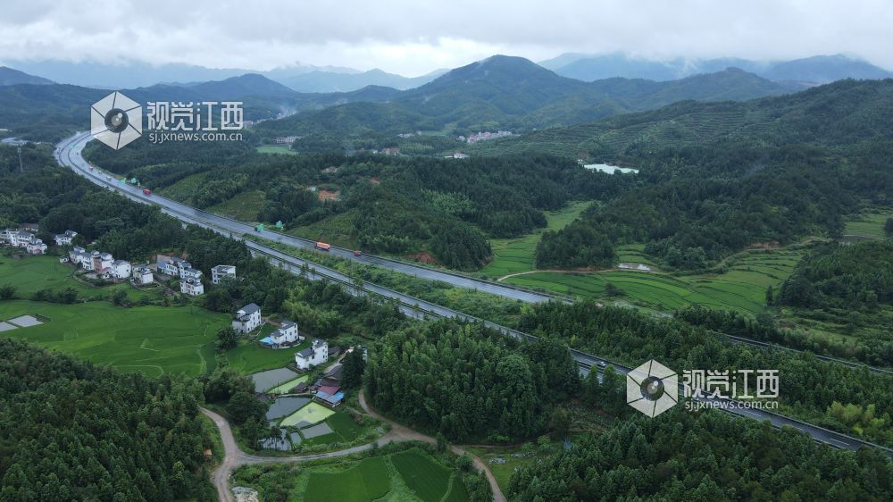 2026 年7月29日,雨后的大广高速江西遂川段风光怡人。公路如玉带蜿蜒穿梭林海稻田,白墙农舍掩映乡野。