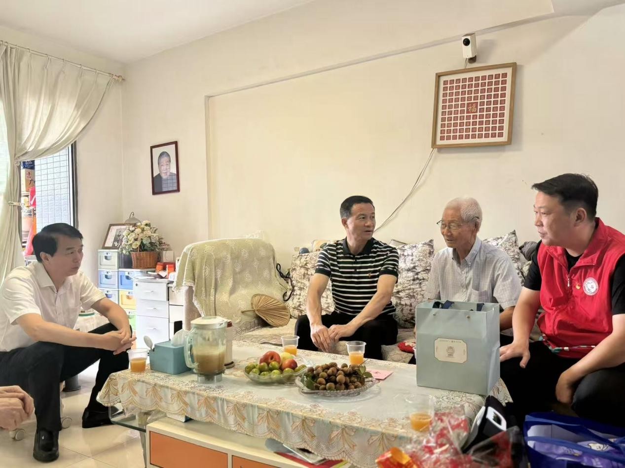 西乡街道退役军人服务站开展“八一”走访慰问抗美援朝老战士活动