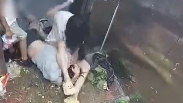 电梯监控全程拍下：挡电梯门引冲突，母亲当场喊儿子一起动手