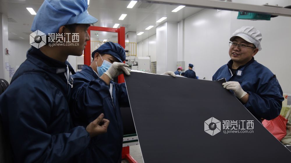 江西云旗锂能公司，员工检查锂电材料生产工艺。摄影：李建平、王承栋