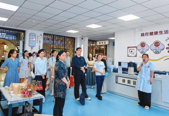 在天山南北上好“行走的思政课”——西安交大公卫师生暑期社会实践调研基层慢病防控