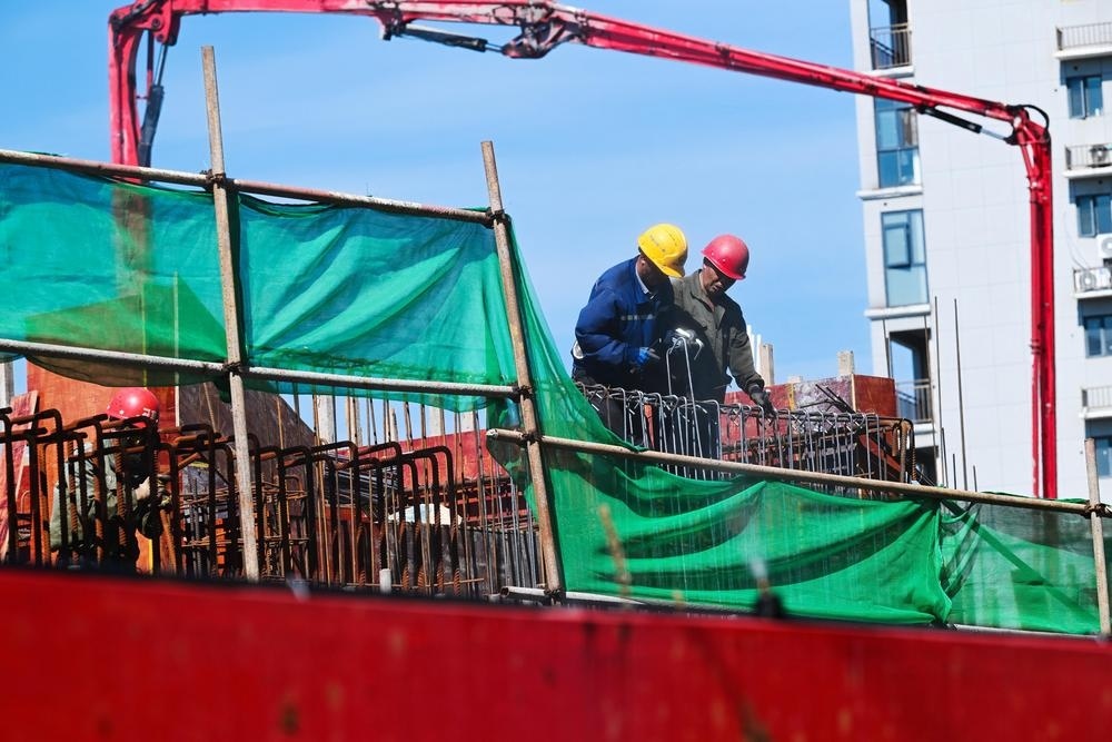 建筑工人为城市建设挥洒汗水。