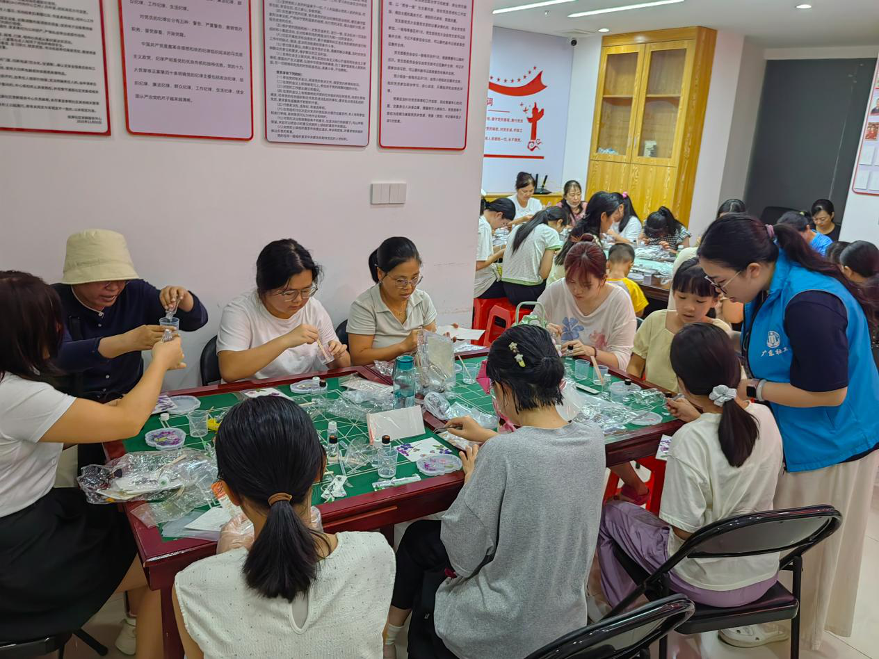 凝萃时光,琉璃盏影——西乡街道桃源社区开展干花滴胶杯垫手工活动