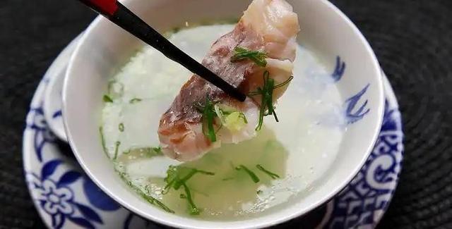 在冰岛雷克雅未克旅居的中国东说念主说，极光是果然好意思，可一顿简餐三百块吃到你破防