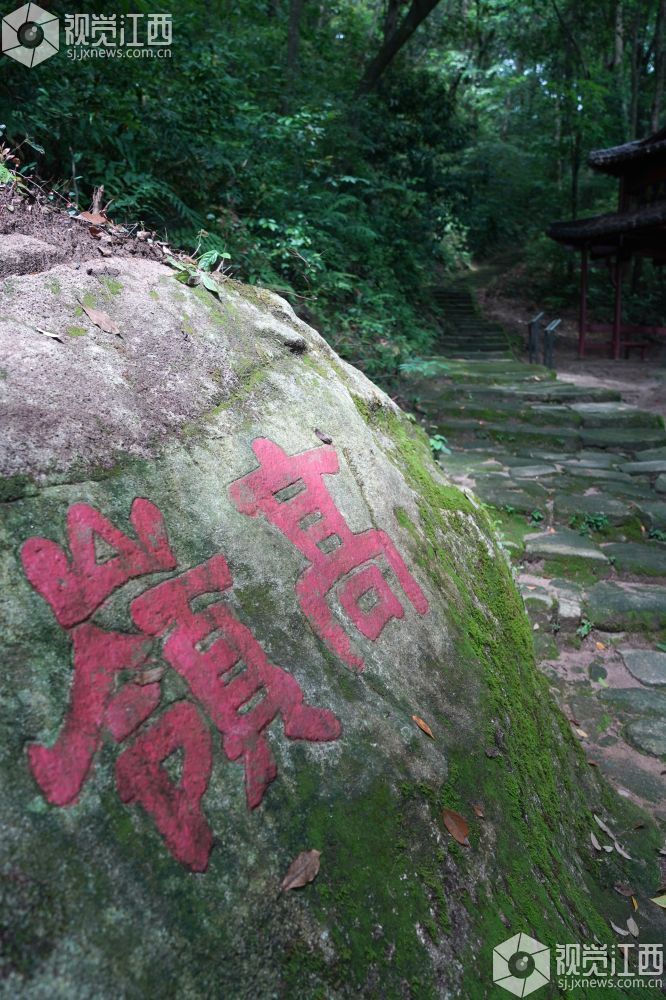 景德镇浮梁县瑶里镇高岭村，因花岗岩风化形成的高岭土资源丰富，面积近10平方公里。一条长约7公里的高岭古道蜿蜒山间，当年矿工们就是沿着这条古道，将淘洗的原料挑运至山下码头继而转运镇区。