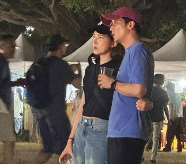 搜狐娱乐讯 近日，邱泽与许玮甯夜晚现身市集被偶遇，二人穿搭休闲简约，一同落座闲聊、和路人合影，全程相处自在放松，真实又甜蜜。