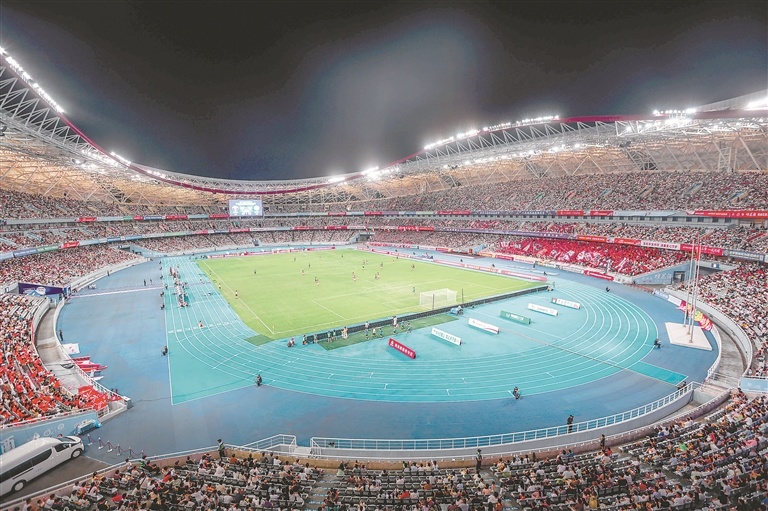 7月18日,南昌国际体育中心涌入5.3万名观众。