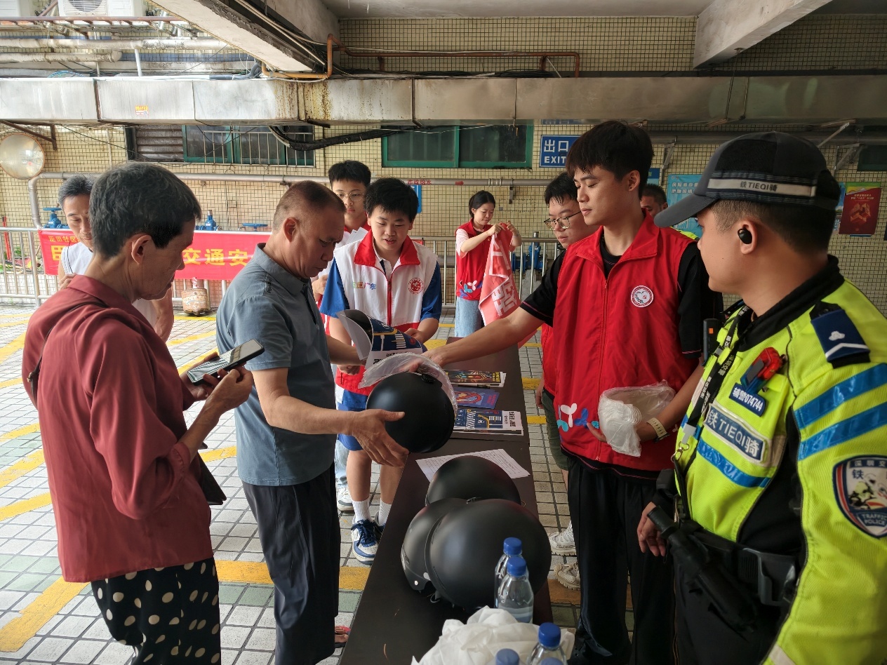 主题党日扎根 “家门口”!臣田社区警社携手开展交通安全宣传
