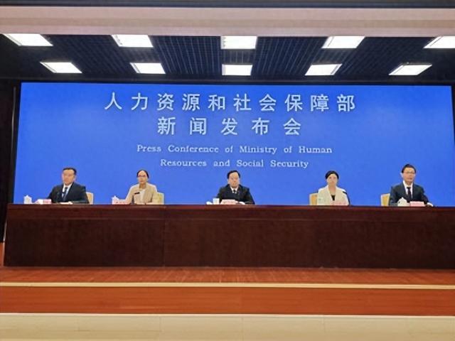 好消息!人社部确定了:养老金再涨成定局,农村老人成最大赢家?