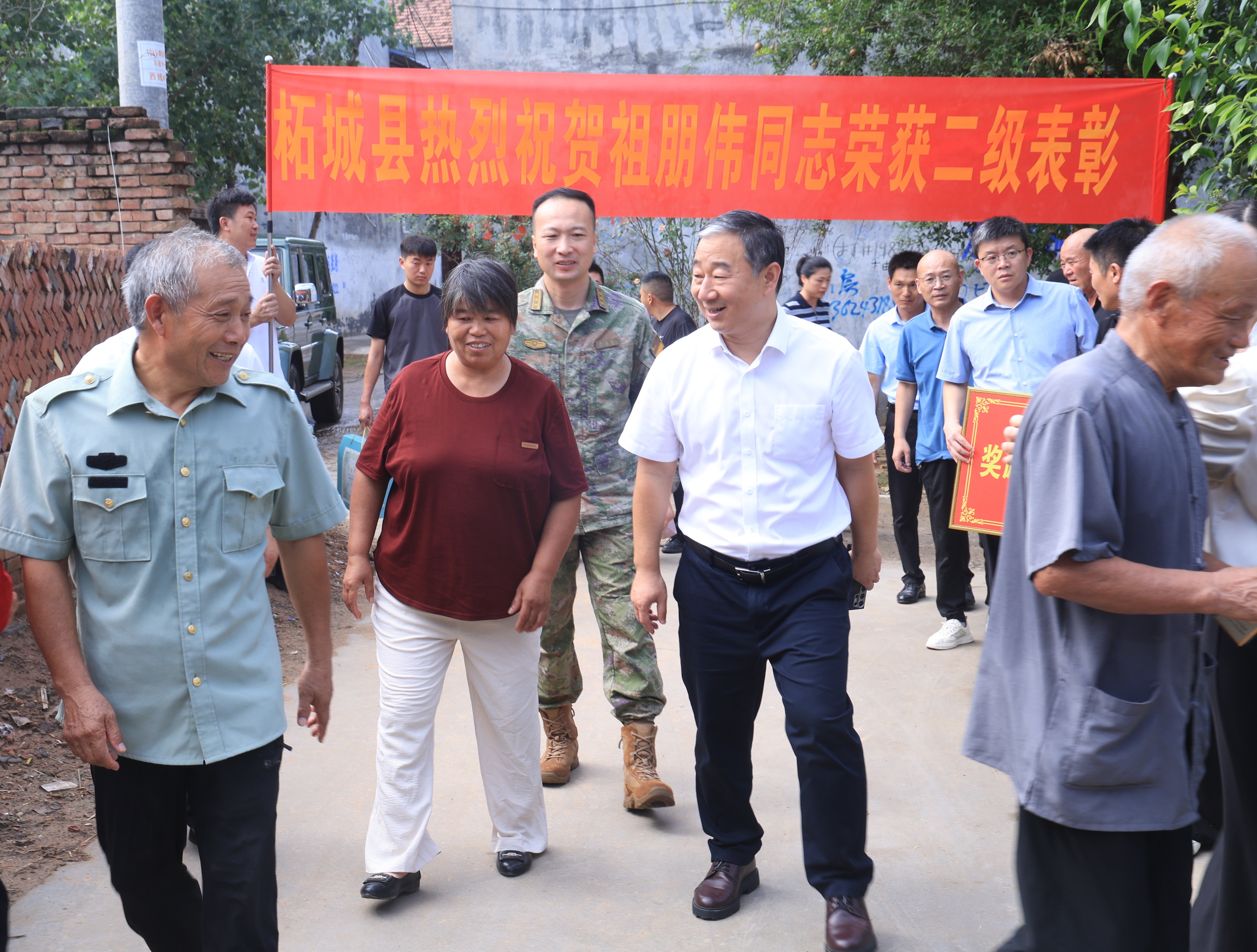 荣光送家门 尊崇暖人心  柘城军地联合为荣立二级表彰军人家庭送喜报