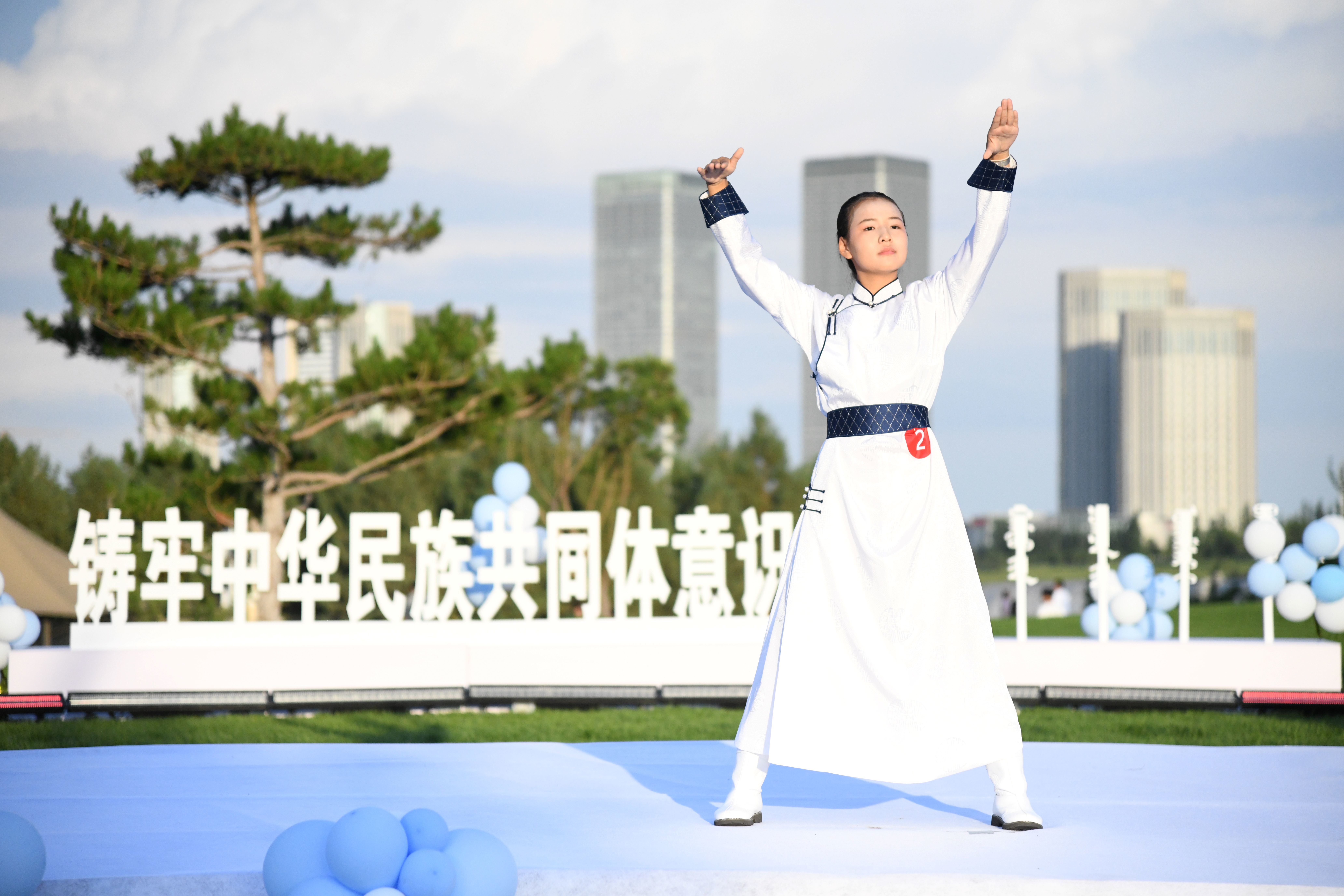 高原回响青春语 同心绽放团结花