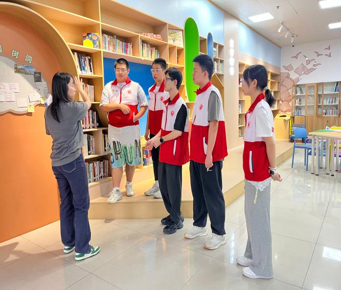 南昌社区40名学生志愿者给五千册图书安了个“明白家”