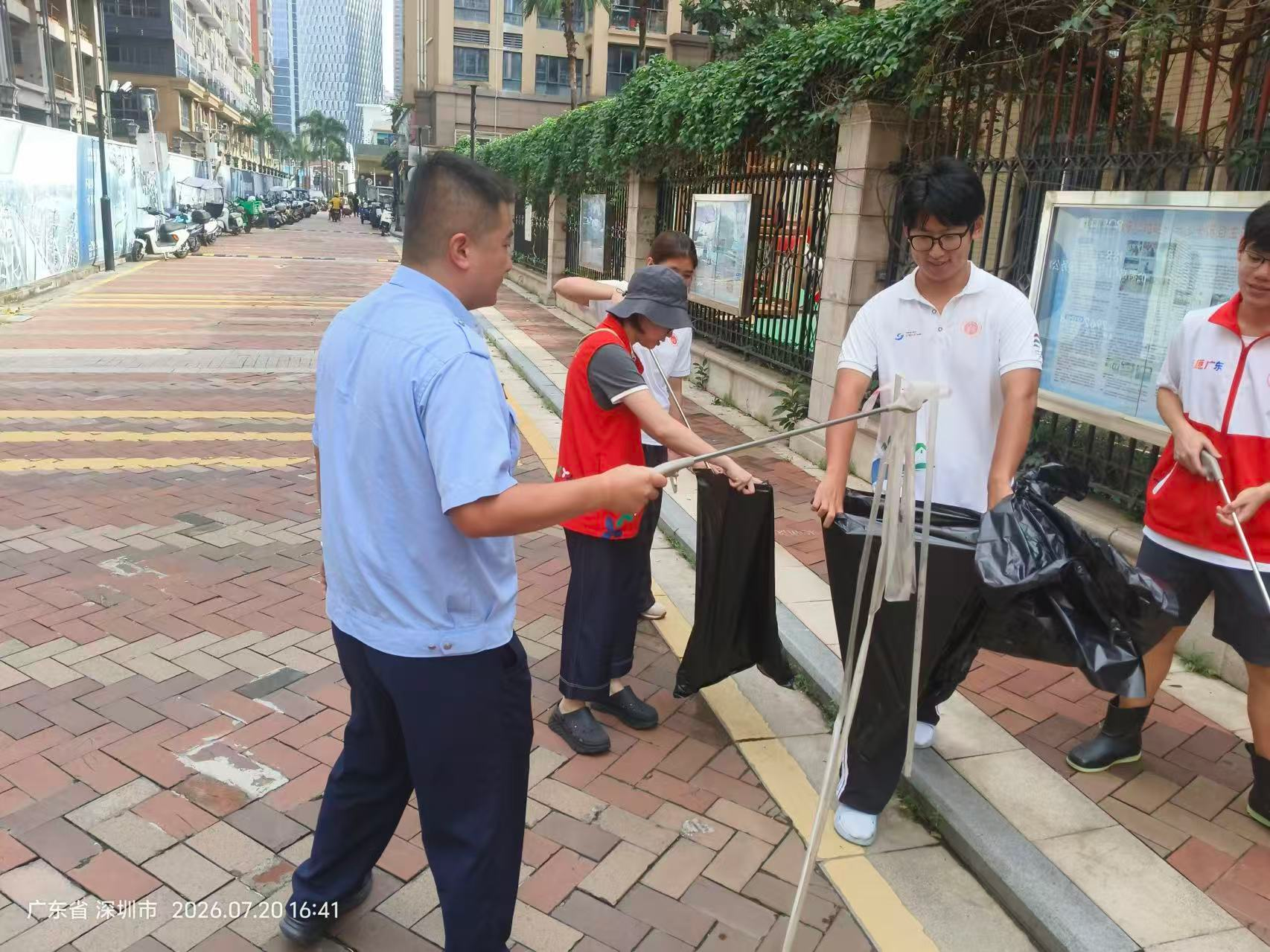 西乡街道蚝业社区开展爱国卫生清扫行动