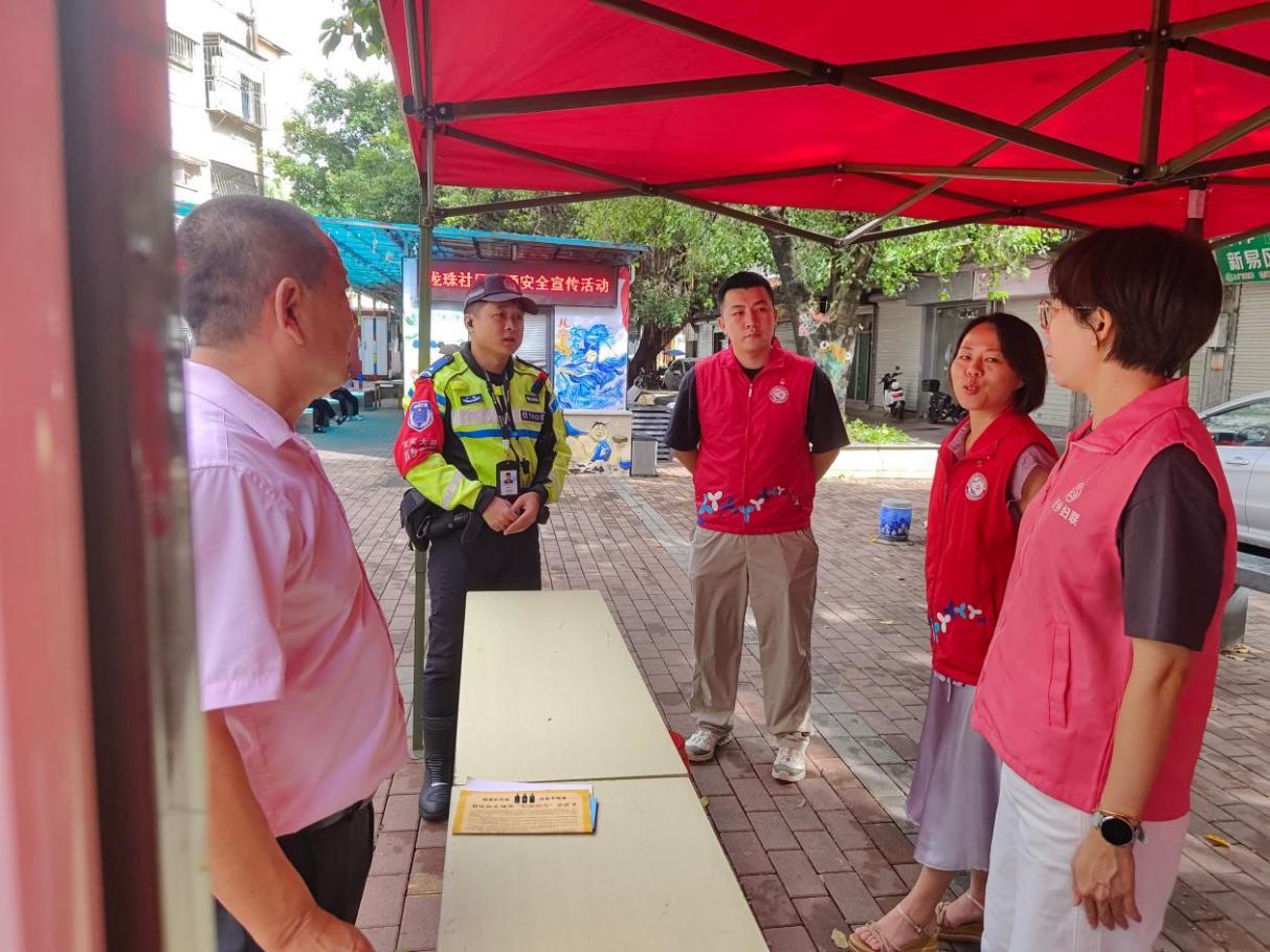 警社联动话交通 平安出行护家园 —— 龙珠社区联合交警中队开展交通安全主题宣传活动