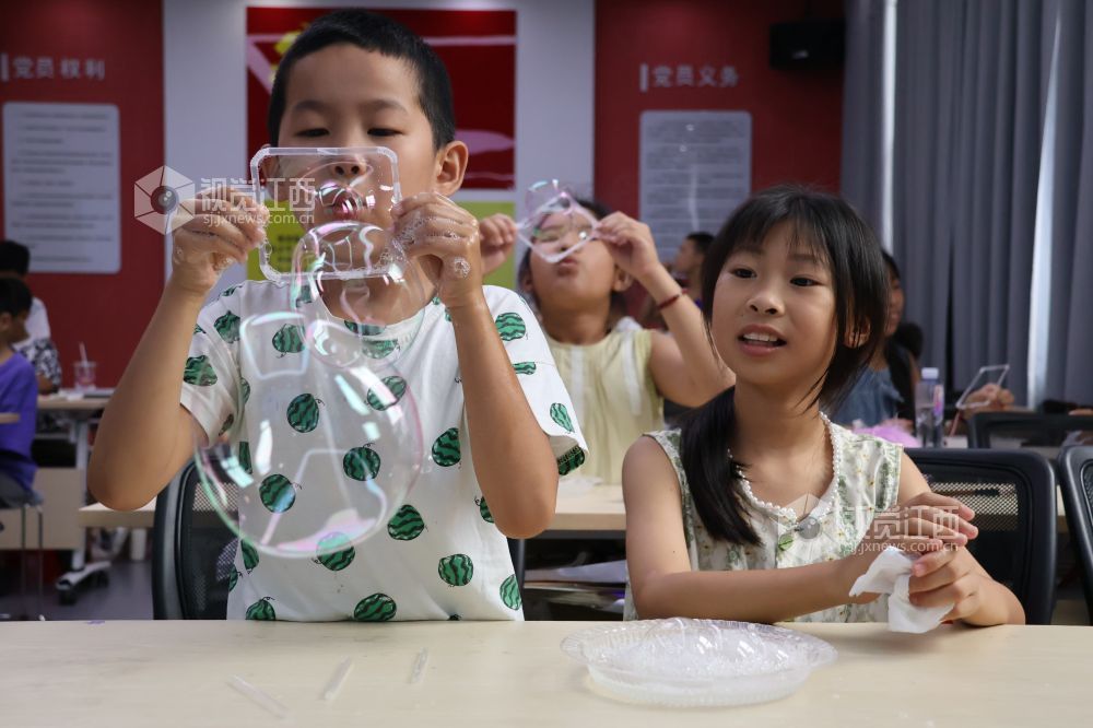 2026年7月29日，在江西省吉安市吉州区庐陵县学托管班，孩子们正在亲手做实验.