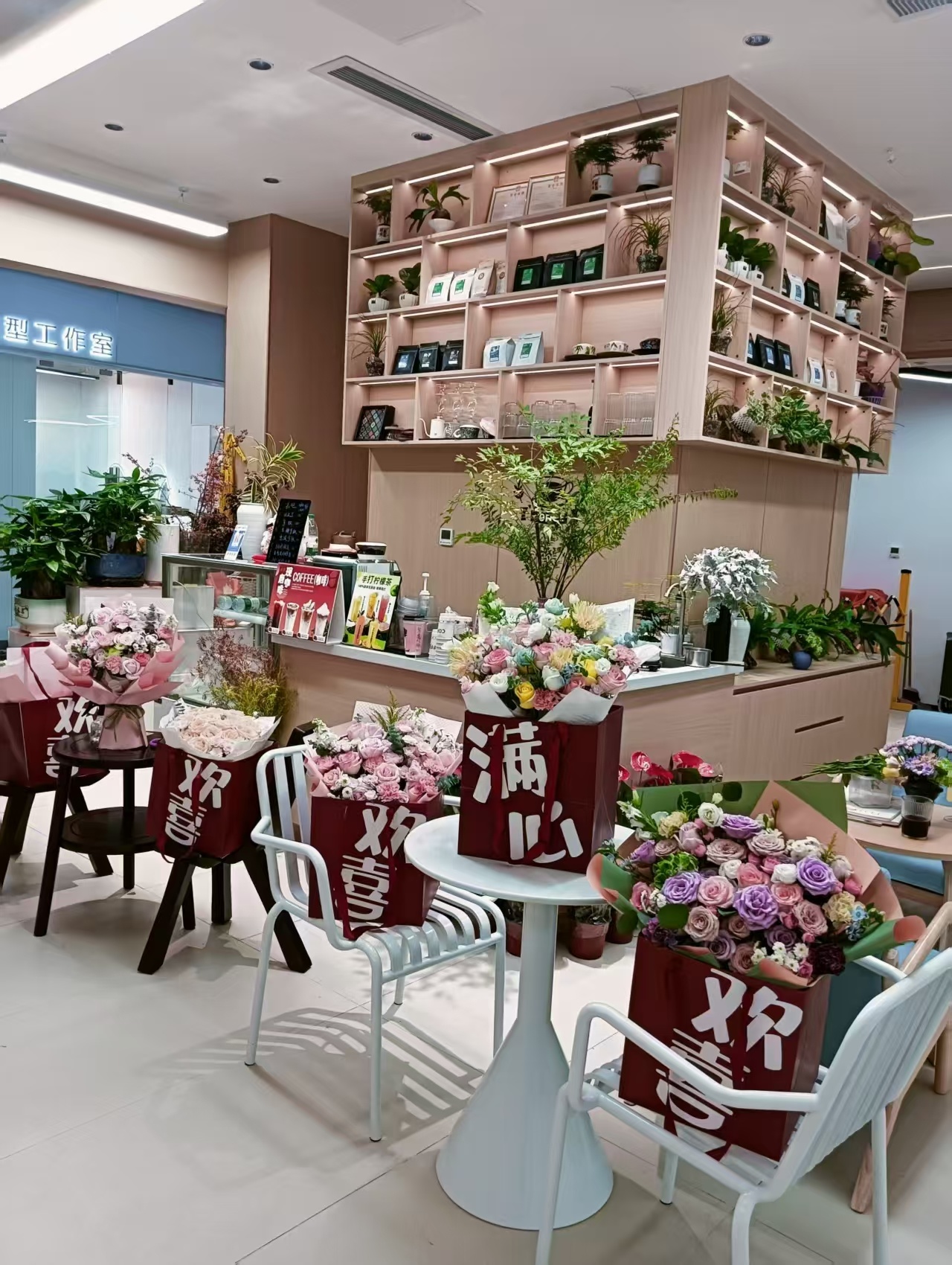 花艺遇书香,花香伴咖啡!腾云鲜花×腾啸书吧跨界复合空间落户莲塘安荟邻