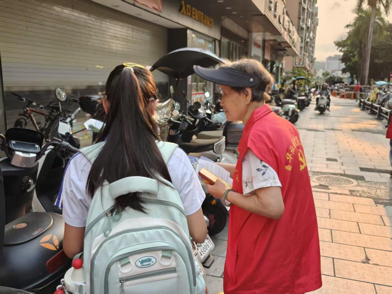 银发映初心 红马甲显担当—— 记富华社区78岁老党员毛向茹